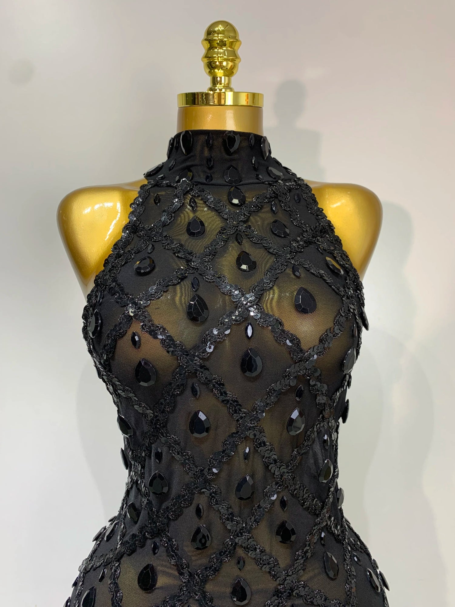 Aviana - A long embellished dress with feathers. - Lu Di Lusso