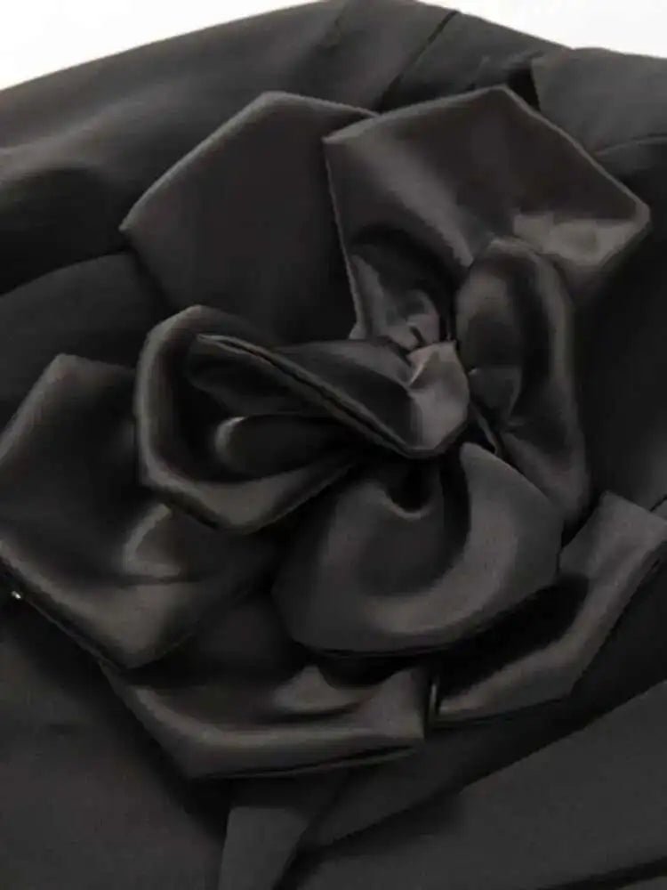 Marclaire Elegant black trench coat with waist belt and floral detail - Lu Di Lusso