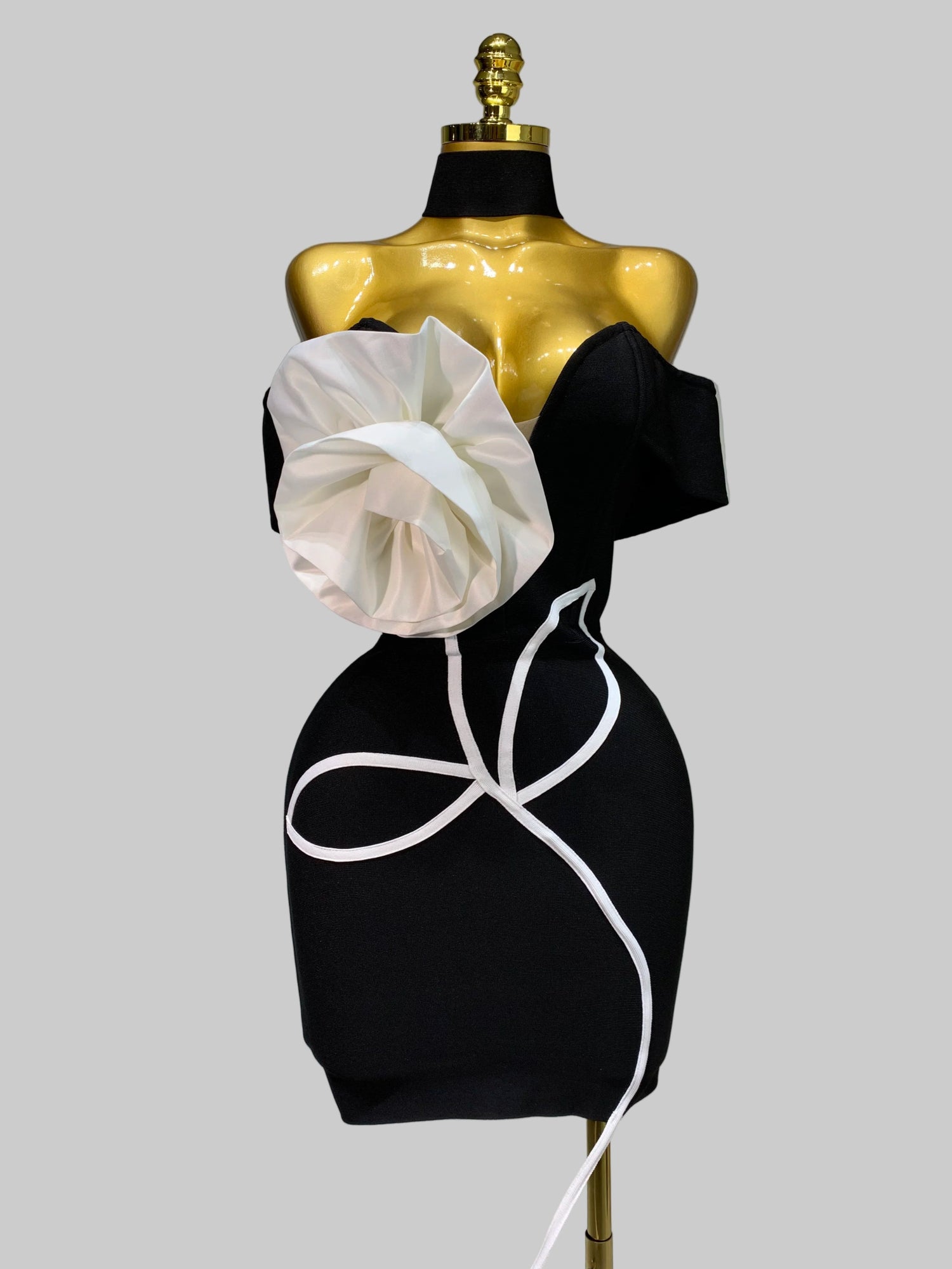 Norva Elegant bandage dress with 3Dwhite Rose. - Lu Di Lusso